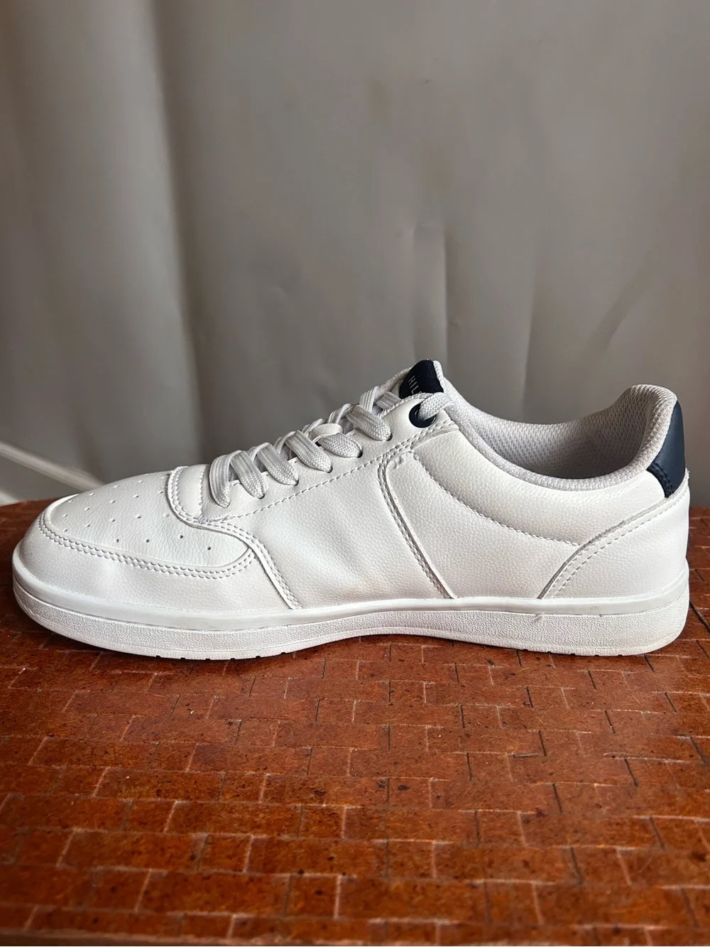 Tommy Hilfiger Lason Sneakers Men’s Size 8 White Vegan Leather Casual Shoes Prep